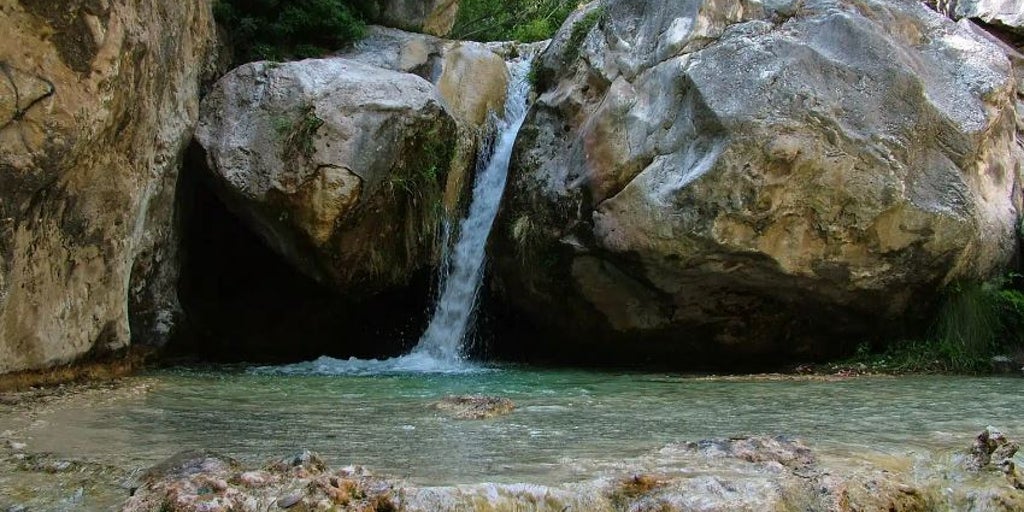 La poza natural de Málaga más refrescante del verano: rodeada de montañas y con agua cristalina