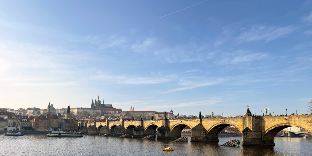 Historia, curiosidades y leyendas del Puente de Carlos, símbolo indiscutible de la ciudad de Praga