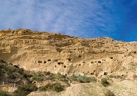 Ni Osuna ni Setenil de las Bodegas: el pueblo excavado en la roca que parece Petra