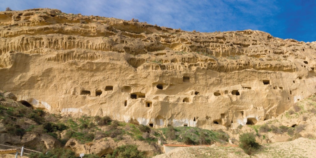 Ni Osuna ni Setenil de las Bodegas: el pueblo excavado en la roca que parece Petra