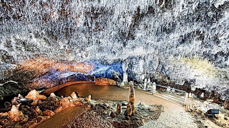 Cueva El Soplao: un espectacular viaje a las entrañas de las tierras cántabras