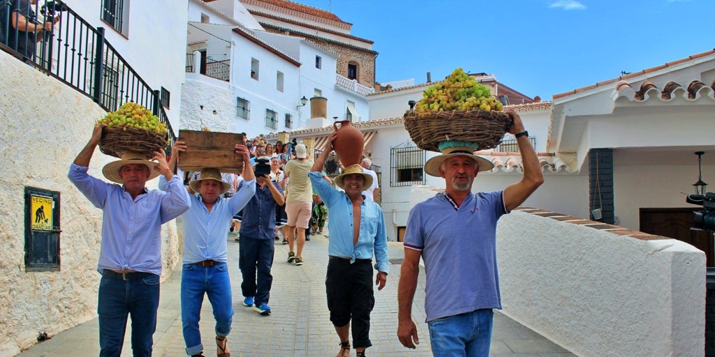 Este pueblo de Málaga celebra el 'Día de la Pasa' con miles de kilos de uva para regalar