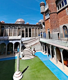 Imagen secundaria 2 - Interior de la catedral (arriba); la cripta del templo (abajo izquierda) y exterior del mismo (abajo derecha)