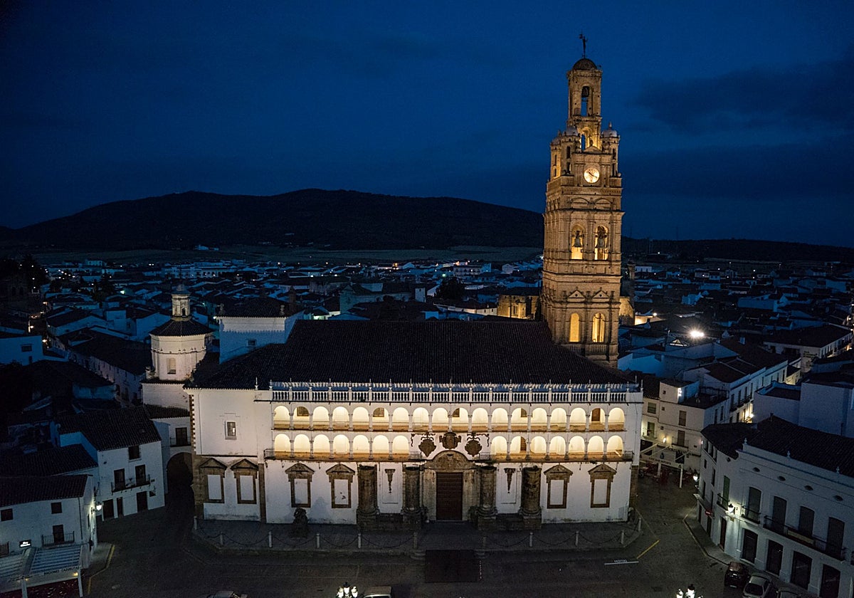 Llerena, de noche e iluminada, con la iglesia de Nuestra Señora de la Granada