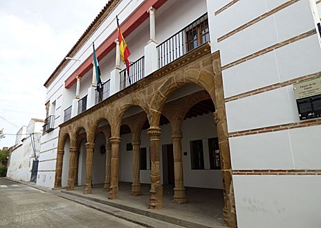 Imagen secundaria 1 - Parque Cieza de León con la muralla (arriba). Al fondo se ve la torre de Nuestra Señora de la Granada; Palacio de los Zapata, que fue sede del Tribunal de la Inquisición (abajo izquierda); una de las fachadas mudéjares que se pueden ver en Llerena (abajo derecha)