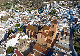 Este pueblo de Almería tiene calles blancas, cuevas y chimeneas gigantes de postal