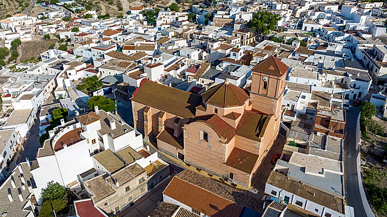 Este pueblo de Almería tiene calles blancas, cuevas y chimeneas gigantes de postal
