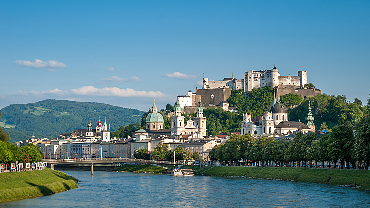 Imagen de la ciudad de Salzburgo con el castillo Hohensalzburg de fondo