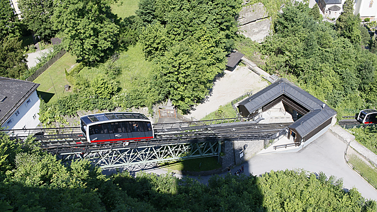 Funicular para subir al castillo