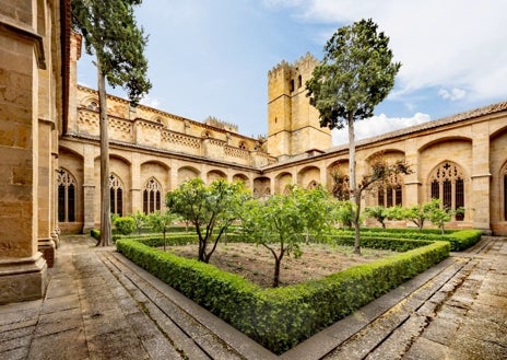 Secundaire afbeelding 1 - Buitenkant van de kathedraal van Sigüenza (boven); de kloostergang (linksonder) en de sacristie (rechtsonder).