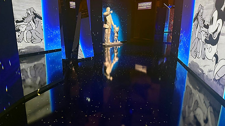 Una de las salas de la exposición en la que se puede ver a Walt Disney junto a Mickey Mouse