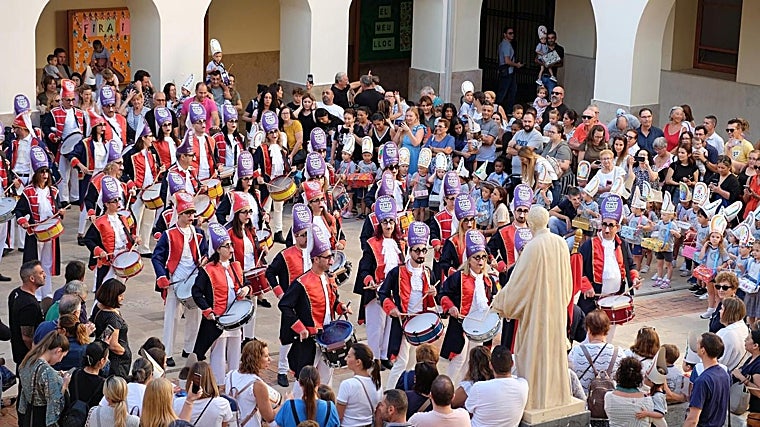 Las bandas del Tio de la Porra se concentran en la plaza