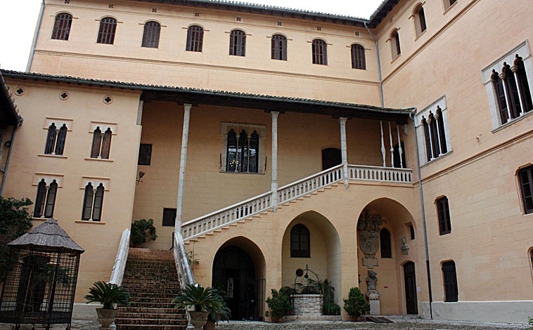 Imagen principal - El Palacio Ducal de Gandía (arriba); la Colegiata de Santa María (izquierda abajo) y el museo de Santa Clara (derecha abajo)