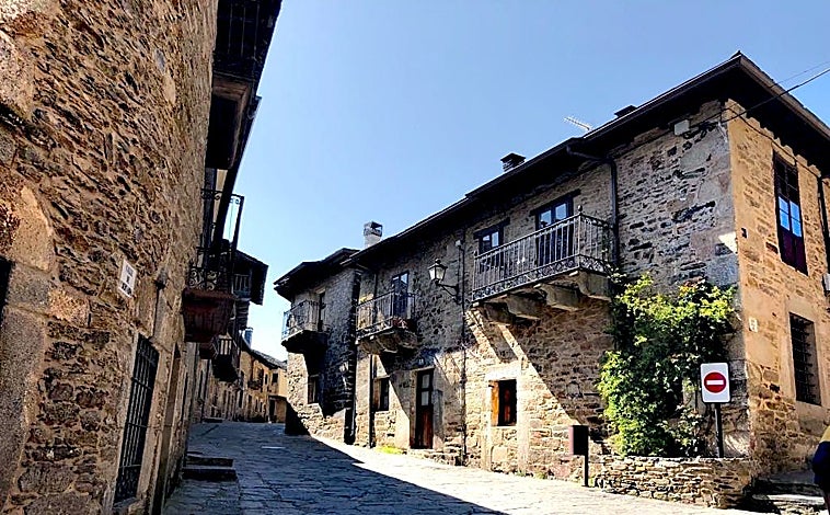 Imagen principal - Pasear por las empedradas calles de Sanabria es retroceder a la Edad Media