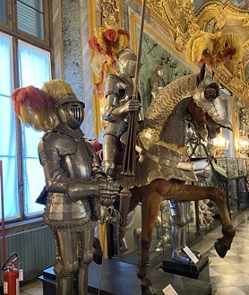 Imagen secundaria 2 - Exterior del Palacio Real de Turín (arriba); una de las estancias de los apartamentos reales (abajo izquierda); una de las más de 5.000 piezas que componen la colección (abajo derecha).