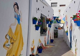 Las paredes de este pueblo se transforman en un cuento Disney que cambia cada año