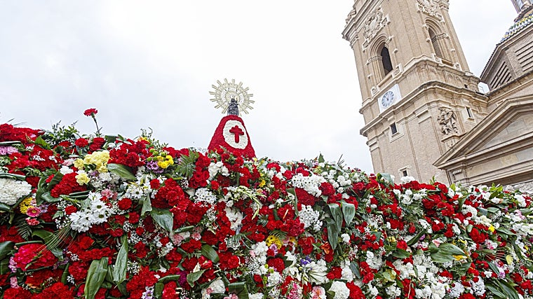 Ofrenda de  flores a la Virgen del Pilar
