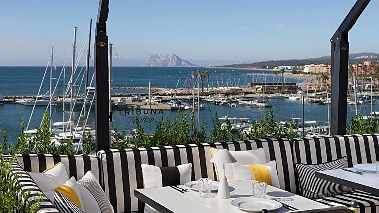 El Hotel MIM de Sotogrande cuenta también con espacios en los que es posible relajarse tomando algo frente al mar