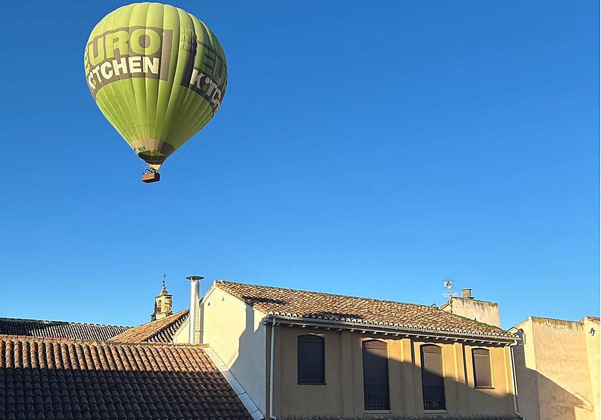 Un globo sobre la Plaza del Realejo, en pleno centro de Granada