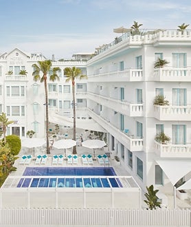 Imagen secundaria 2 - Habitación del hotel MiM Andorra y fachadas de los de Sotogrande e Ibiza