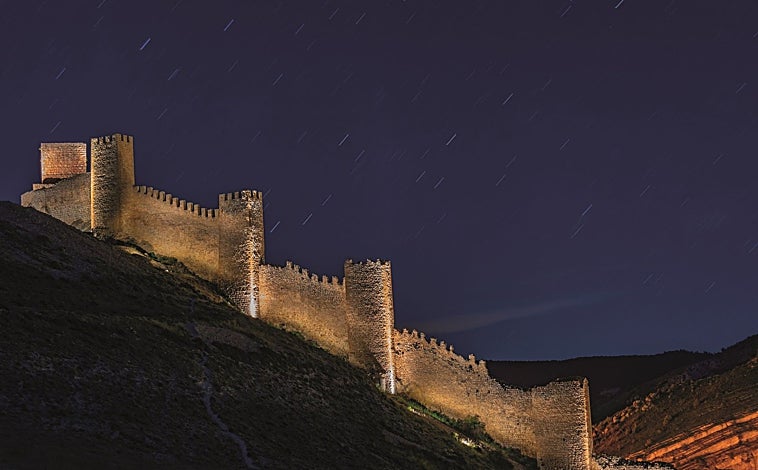 Imagen principal - Lluvia de estrellas en el Castillo de Albarracín (arriba); la iglesia de San Pedro Cultural de Becerril de Campos, Palencia, fue restaurada con elementos astronómicos (abajo izquierda); la Luna en el Castillo de Aracena, en Huelva (abajo derecha)