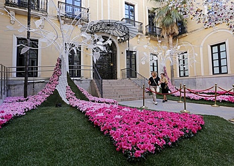 Imagen secundaria 1 - Imágenes de las instalaciones florales de ediciones anteriores