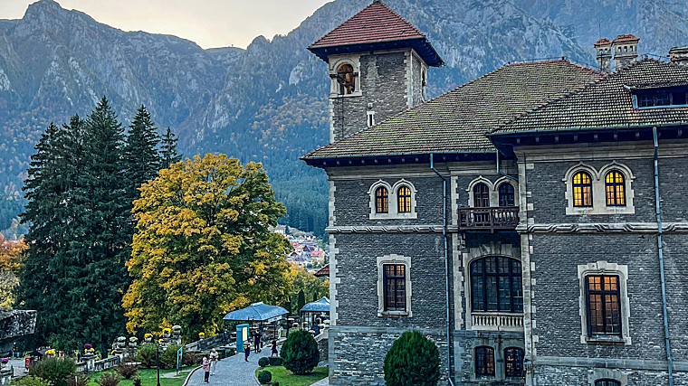 Imagen del castillo de Cantacuzino que hizo de la academia Nevermore en la serie Miércoles