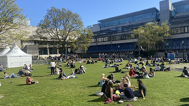 Alumnos en exterior del Trinity College