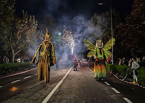 Imagen secundaria 1 - Rutas para descubrir los enclaves naturales del Valle del Ambroz(arriba); el desfile del otoño (abajo izquierda) y la Gran Calbotá (abajo derecha) en otras ediciones del Otoño Mágico