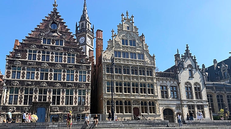 Imagen de los edificios gremiales del muelle de Graslei