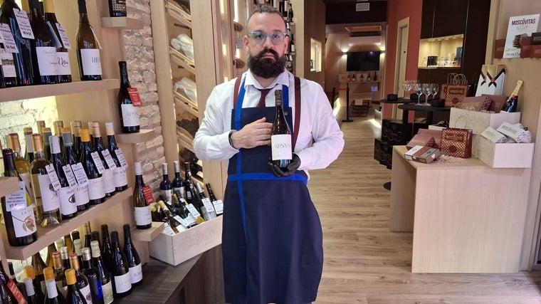 Edgar Muñoz, sumiller de la nueva cava de la jamonería de Casa Diego