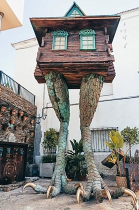 Imagen secundaria 2 - Mirador y fuente de las Brujas (arriba); casa de Hansel y Gretel (abajo izquierda); y la casa de Baba Yagá (abajo derecha)