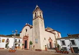 El pueblo 'mágico' a una hora de Sevilla que tiene una plaza de toros rodeada de casas