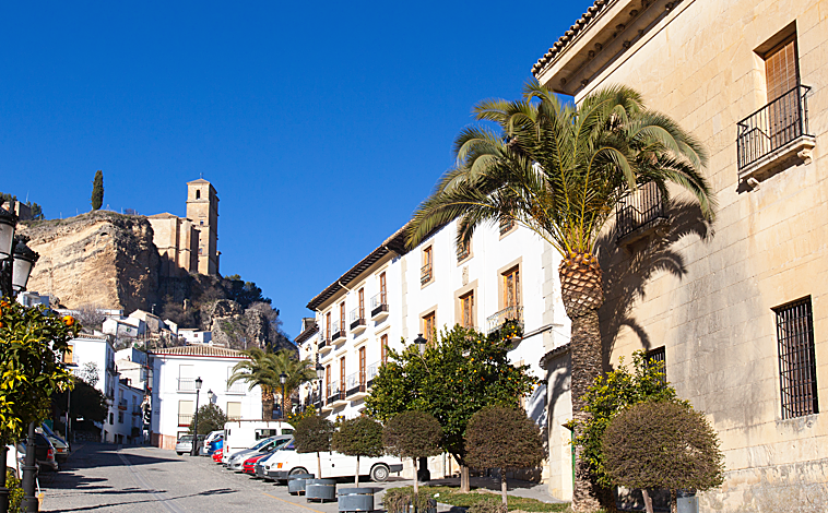 Imagen principal - Centro histórico de Montefrío, iglesia de San Antonio y vista aérea de la Iglesia de la Encarnación
