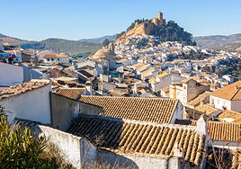 El pueblo granadino de casas blancas que desafía a la gravedad