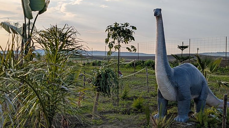 Recreación de la era de los dinosaurios en el parque