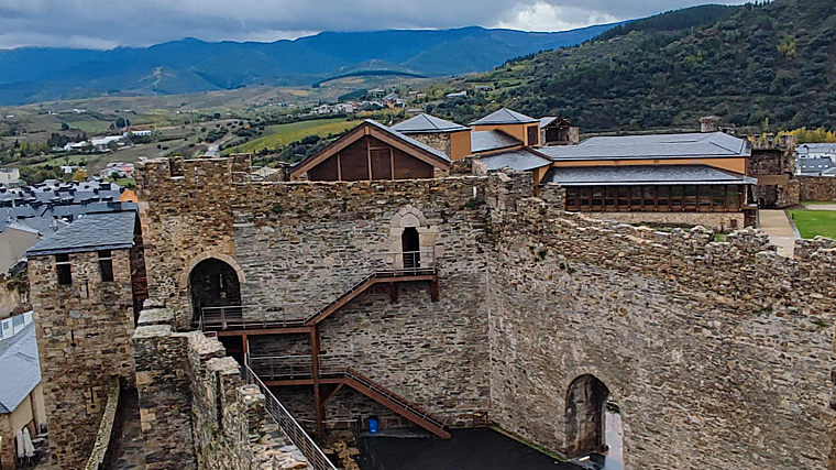 El castillo y su recinto ocupan nada más y nada menos que 8.000 m2