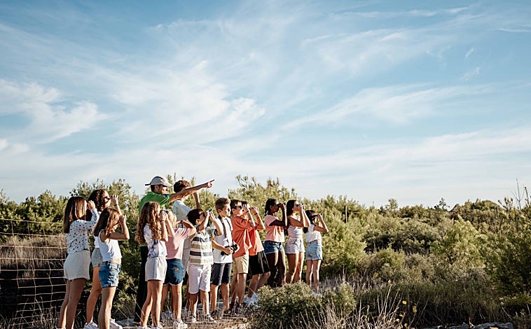 A imagem principal é de um grupo de crianças em idade escolar no Parque Regional Salinas y Arenales em San Pedro del Pinatar, flamingos em Salinas de Marjamalo em La Manga e na rota EuroVelo 8 do Mediterrâneo passando pela região de Múrcia.
