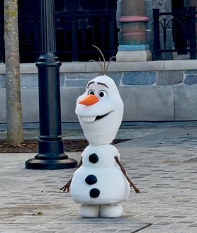 Imagen secundaria 2 - Souvenirs, Olaf y la nueva atracción Frozen Ever After