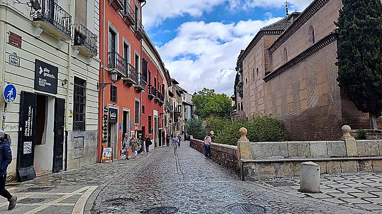 Plaza de Santa Ana, donde el río Darro (y su supuesto duende) empieza a discurrir embovedado