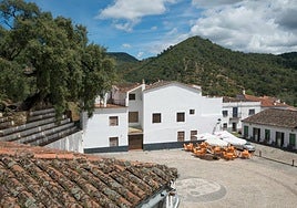 Esta plaza de toros se encuentra en pleno centro del municipio onubense de Linares de la Sierra