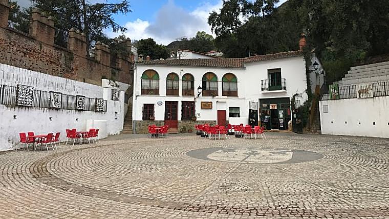 La plaza de toros es también un lugar de esparcimiento para todos los vecinos y visitantes de Linares de la Sierra