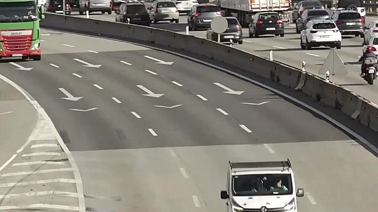 Casi 400.000 vehículos han salido del área de Barcelona hasta la una del mediodía