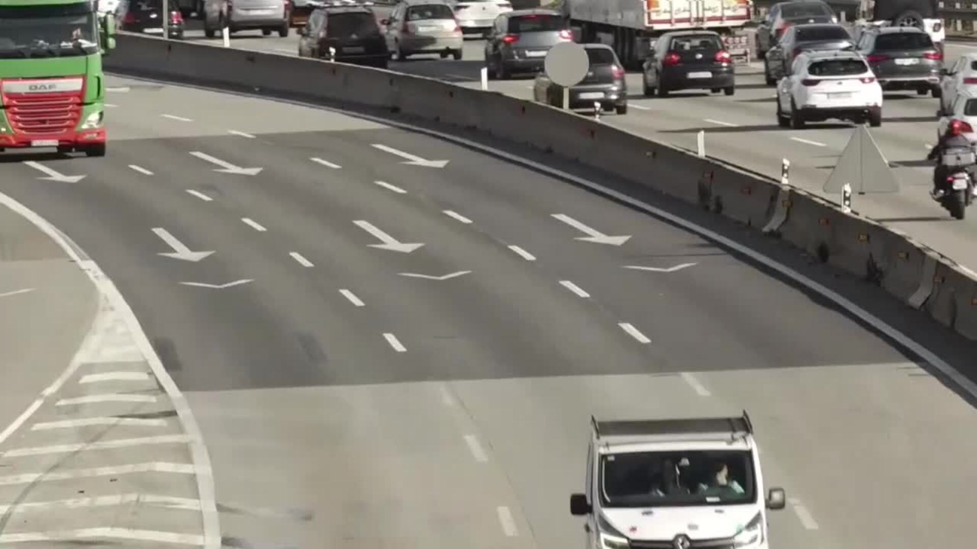 Casi 400.000 vehículos han salido del área de Barcelona hasta la una del mediodía