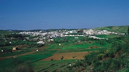 El pueblo de Sevilla escondido entre bosques que hay que visitar sí o sí en invierno: tiene varias rutas de senderismo fáciles y se come genial