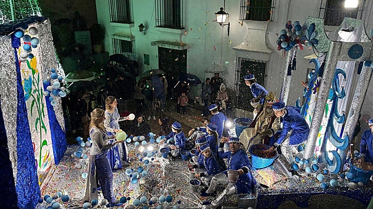 The parade of the Three Kings of Higuera de la Sierra is characterized by its static figures