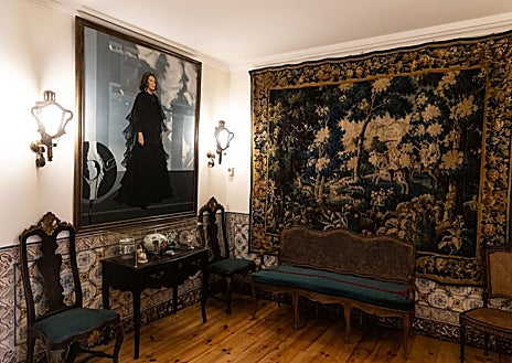 Imagem Secundária 1 – Imagem de Arquivo do Artista (topo); o interior da sua casa-museu (em baixo à esquerda) e o chá Ah Amália.