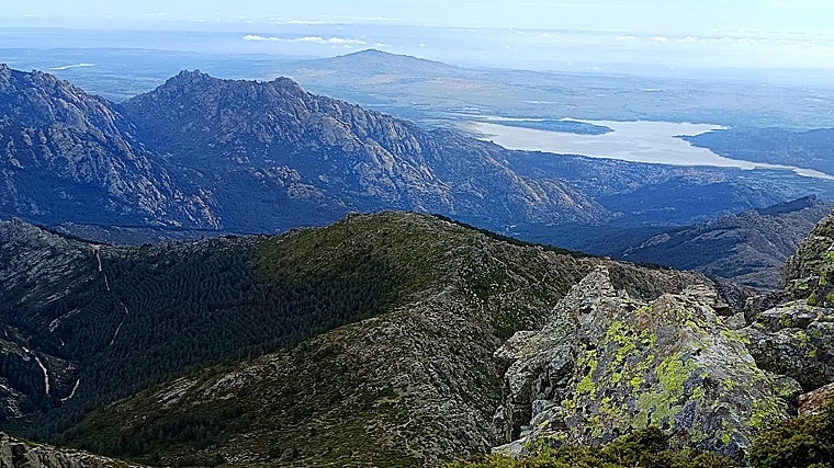 Panorama desde o alto de La Maliciosa, ao longo do caminho que conduz à montanha.