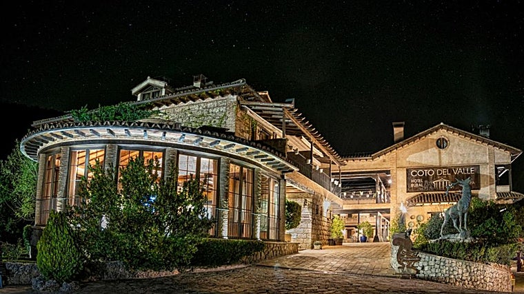 O Hotel Coto del Valle conta com localização privilegiada e serviços de spa para seus clientes.