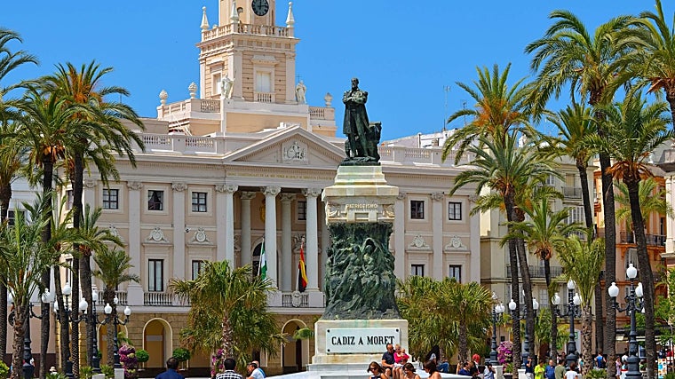 Pasear por las calles de Cádiz, plagadas de edificios con historia, es un auténtico placer para todos los visitantes